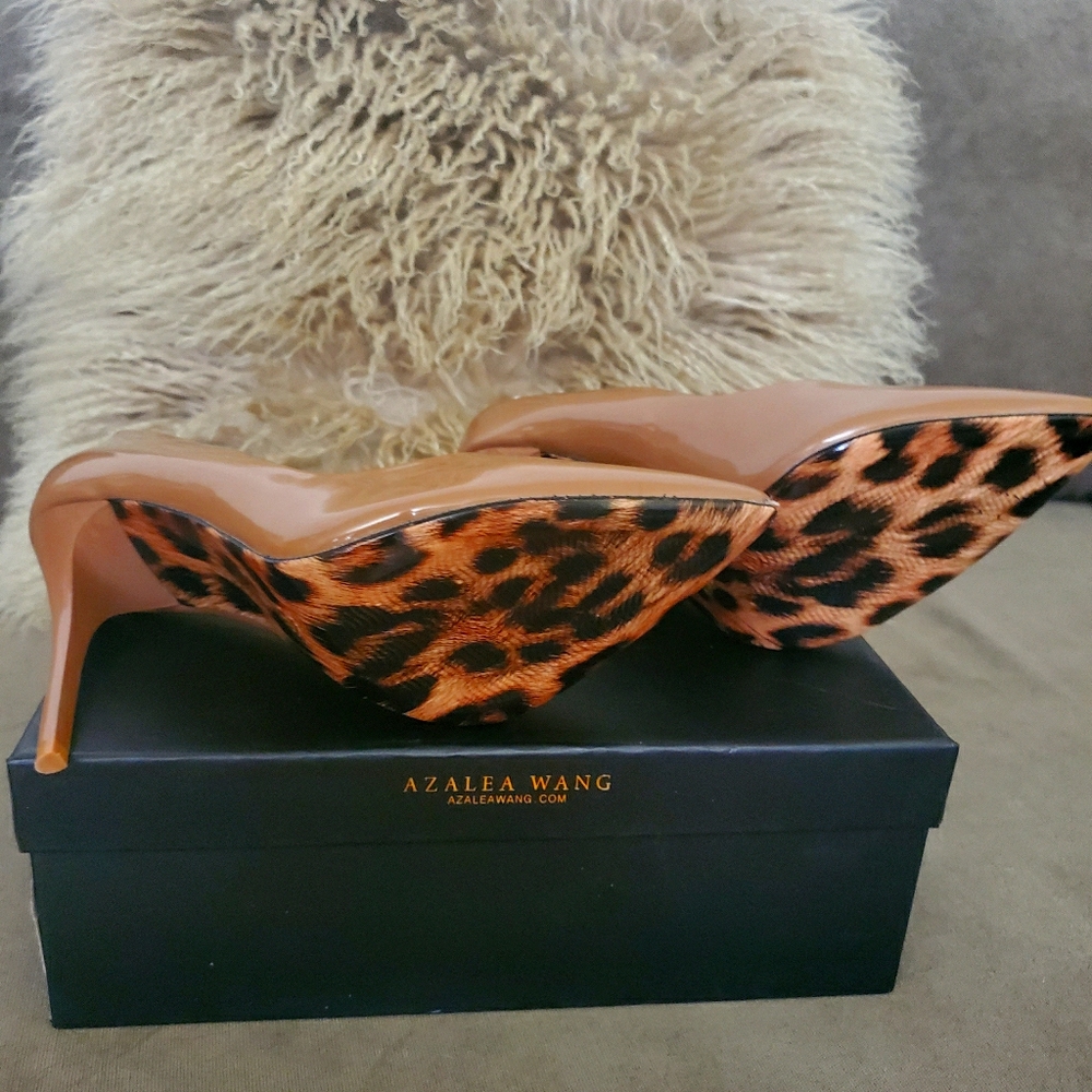 Patent leather pump